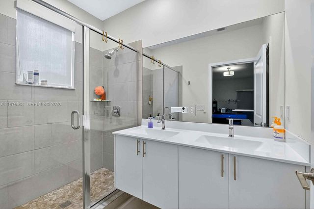 4426 NW 83rd Pkwy ., Doral, FL 33166