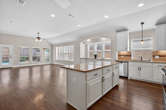 508 Lakeview Drive, Alvarado, TX 76009