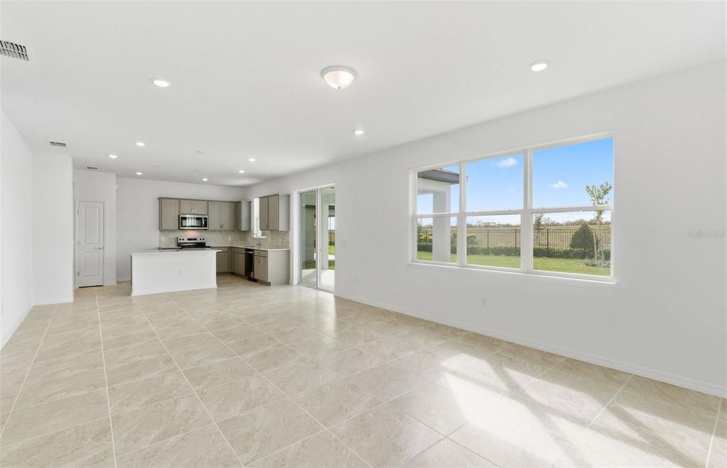 Image 5 of property listing at 11228 SYCAMORE GLEN LOOP, Thonotosassa, FL 33592