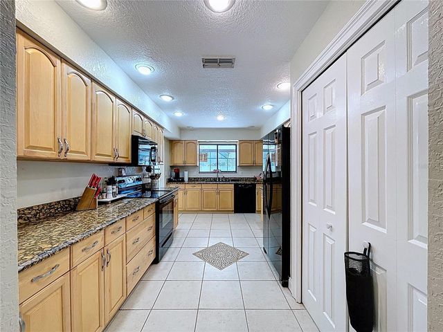 2205 ROSLYN LANE, Lakeland, FL 33812