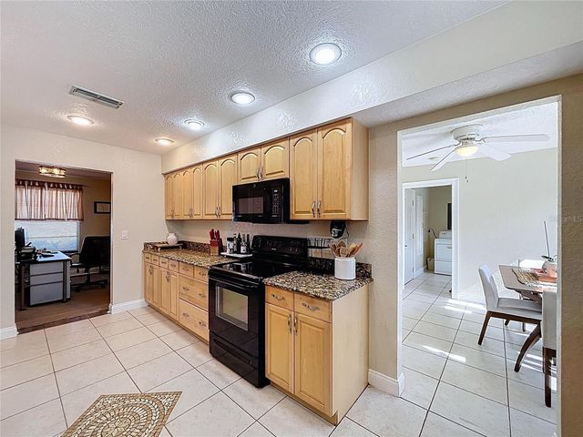 2205 ROSLYN LANE, Lakeland, FL 33812