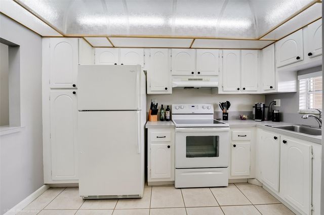 300 S Hollybrook Drive 302, Pembroke Pines, FL 33025