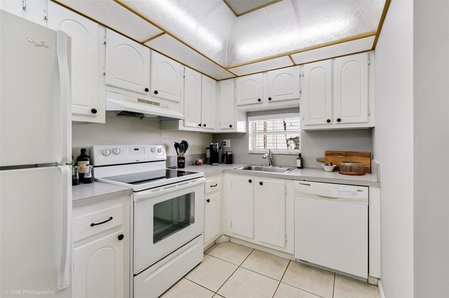 300 S Hollybrook Drive 302, Pembroke Pines, FL 33025