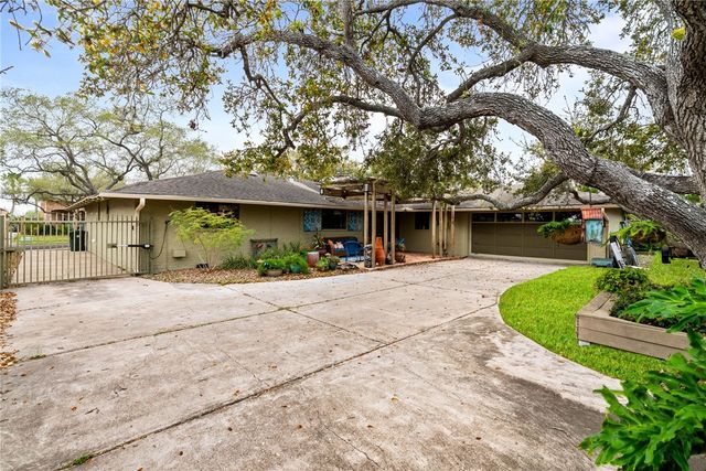 6626 Pharaoh Dr, Corpus Christi, TX 78412