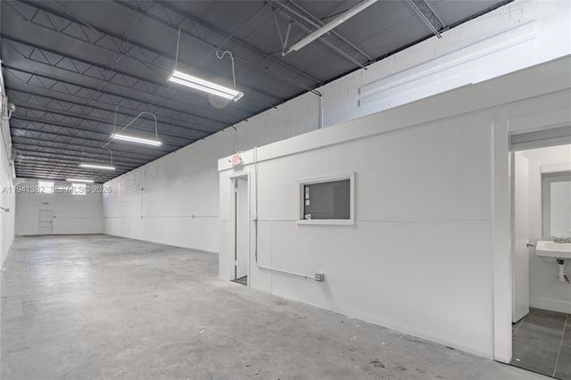 569 W 28th St, Hialeah, FL 33010