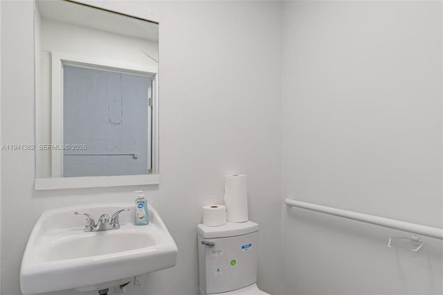 569 W 28th St, Hialeah, FL 33010