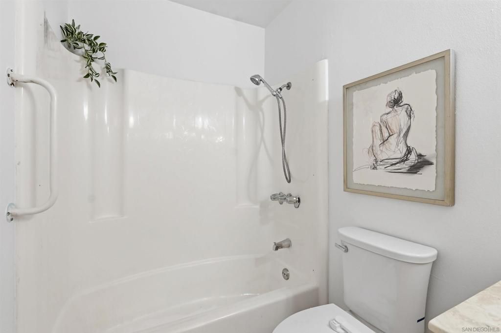 Image 8 of property listing at 6878 Navajo Rd 111, San Diego, CA 92119