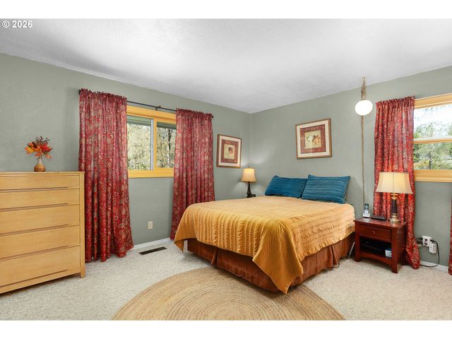 135 CHAMPAGNE Dr, Roseburg, OR 97471