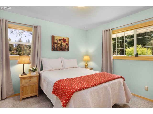 135 CHAMPAGNE Dr, Roseburg, OR 97471