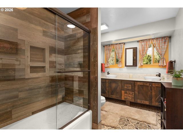 135 CHAMPAGNE Dr, Roseburg, OR 97471