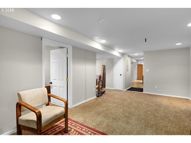 135 CHAMPAGNE Dr, Roseburg, OR 97471