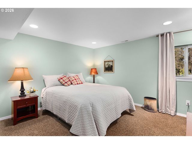 135 CHAMPAGNE Dr, Roseburg, OR 97471