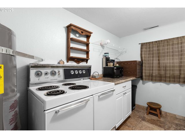 135 CHAMPAGNE Dr, Roseburg, OR 97471