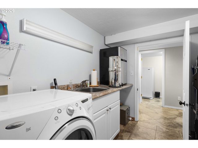 135 CHAMPAGNE Dr, Roseburg, OR 97471