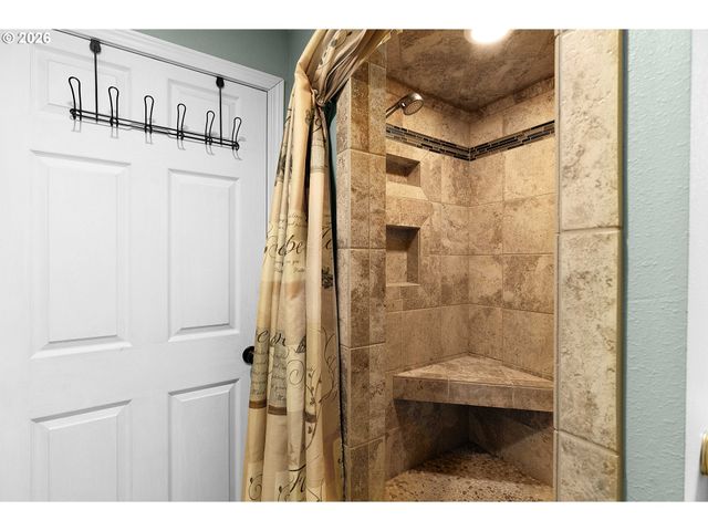 135 CHAMPAGNE Dr, Roseburg, OR 97471