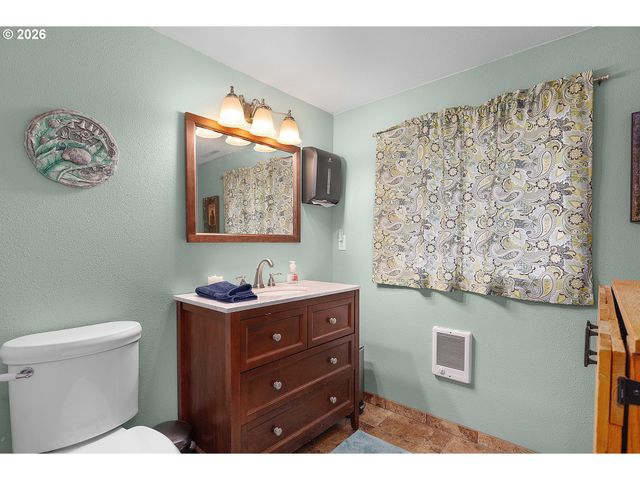 135 CHAMPAGNE Dr, Roseburg, OR 97471