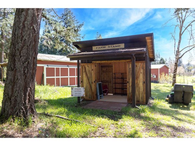 135 CHAMPAGNE Dr, Roseburg, OR 97471