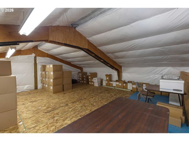 135 CHAMPAGNE Dr, Roseburg, OR 97471