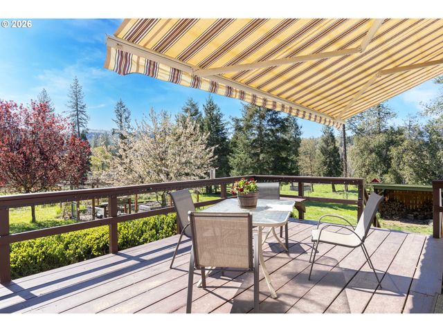 135 CHAMPAGNE Dr, Roseburg, OR 97471