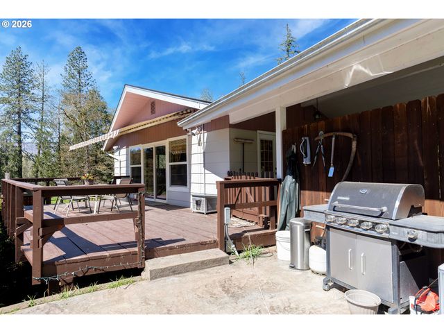 135 CHAMPAGNE Dr, Roseburg, OR 97471