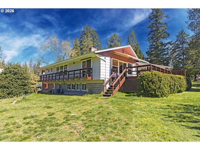 135 CHAMPAGNE Dr, Roseburg, OR 97471