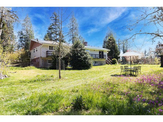 135 CHAMPAGNE Dr, Roseburg, OR 97471