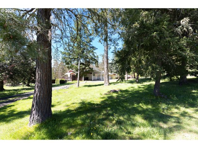 135 CHAMPAGNE Dr, Roseburg, OR 97471