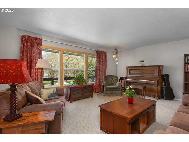 135 CHAMPAGNE Dr, Roseburg, OR 97471