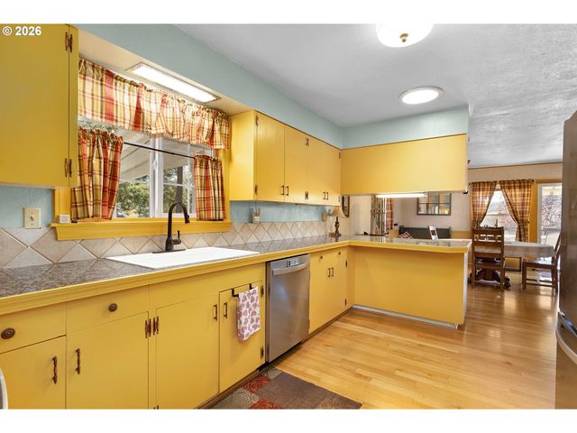 135 CHAMPAGNE Dr, Roseburg, OR 97471