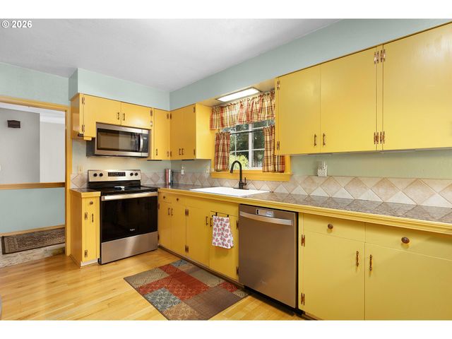 135 CHAMPAGNE Dr, Roseburg, OR 97471