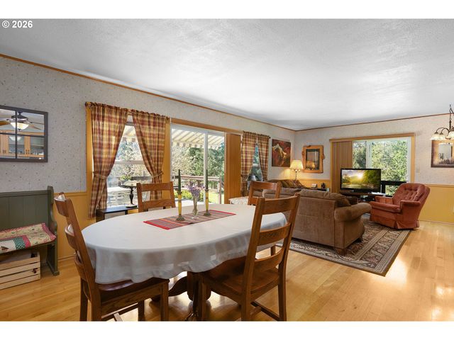 135 CHAMPAGNE Dr, Roseburg, OR 97471