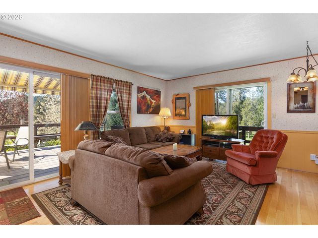 135 CHAMPAGNE Dr, Roseburg, OR 97471