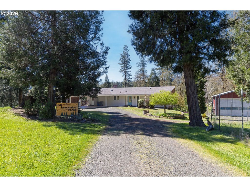 135 CHAMPAGNE Dr, Roseburg, OR 97471