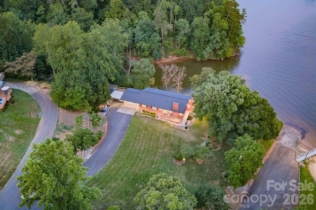 6296 Southlake Drive, Hickory, NC 28601