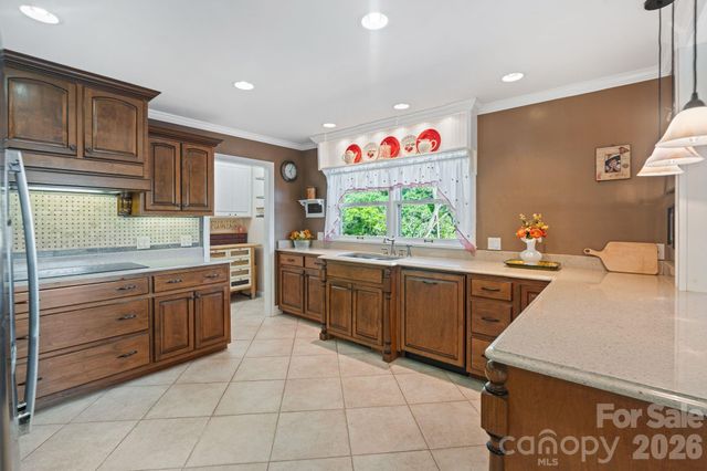 6296 Southlake Drive, Hickory, NC 28601