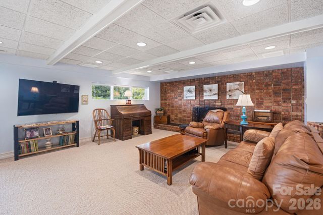 6296 Southlake Drive, Hickory, NC 28601