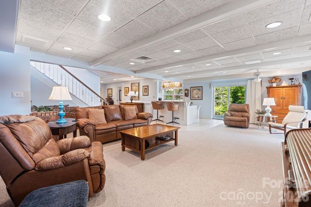 6296 Southlake Drive, Hickory, NC 28601