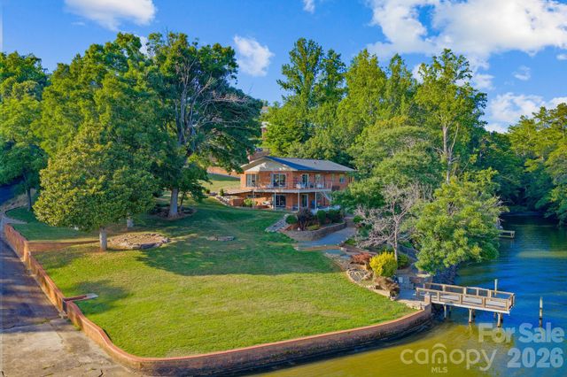 6296 Southlake Drive, Hickory, NC 28601