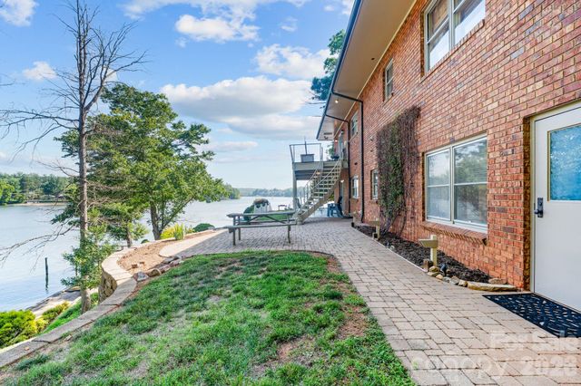6296 Southlake Drive, Hickory, NC 28601