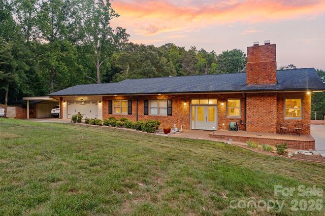 6296 Southlake Drive, Hickory, NC 28601