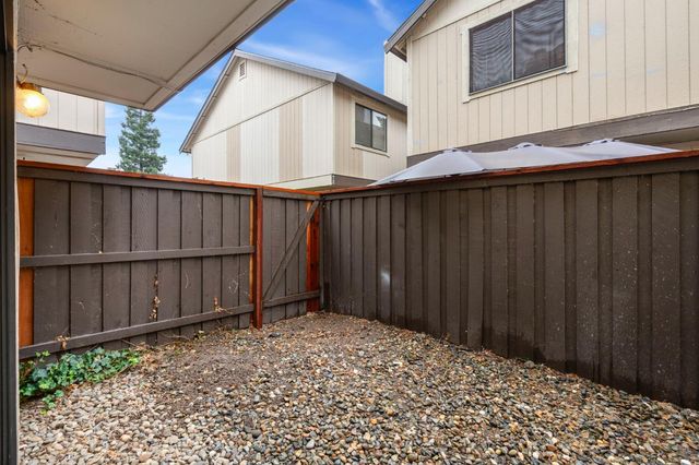 6746 Calvine Rd, Sacramento, CA 95823