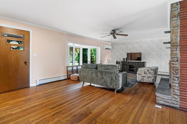 6 Valley Ln, Easthampton, MA 01027