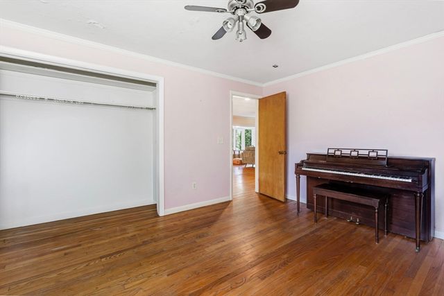 6 Valley Ln, Easthampton, MA 01027