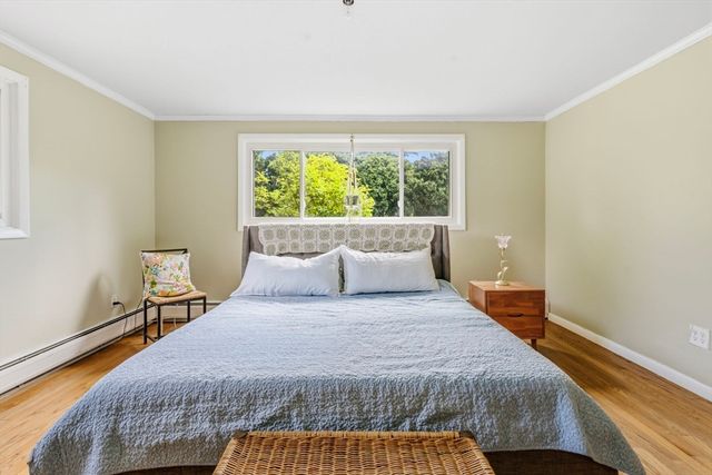 6 Valley Ln, Easthampton, MA 01027