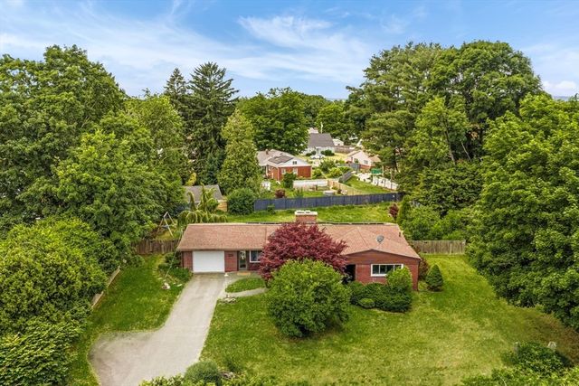 6 Valley Ln, Easthampton, MA 01027