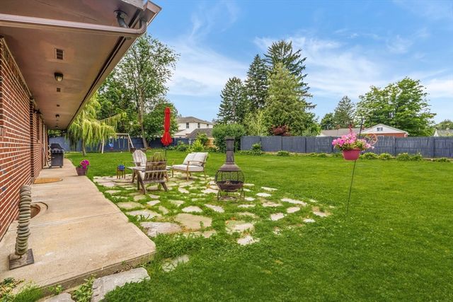 6 Valley Ln, Easthampton, MA 01027