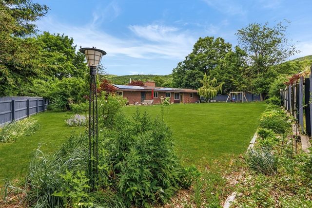 6 Valley Ln, Easthampton, MA 01027