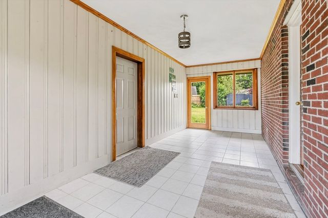 6 Valley Ln, Easthampton, MA 01027