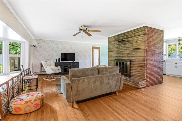 6 Valley Ln, Easthampton, MA 01027