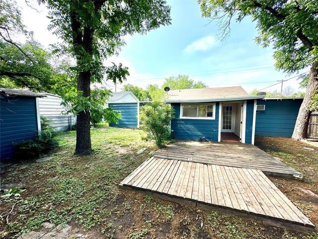 610 W Dale Street, Winters, TX 79567